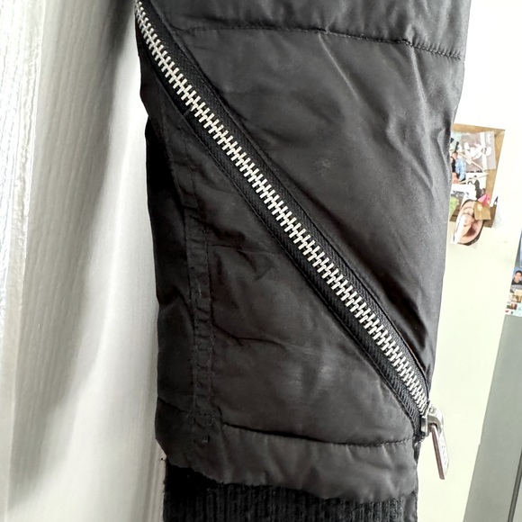 Woman’s puffer black coat with belt and removable hood - Picture 3 of 5
